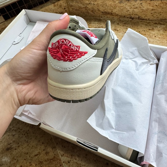 Travis Scott Medium Olive - Picture 5 of 11